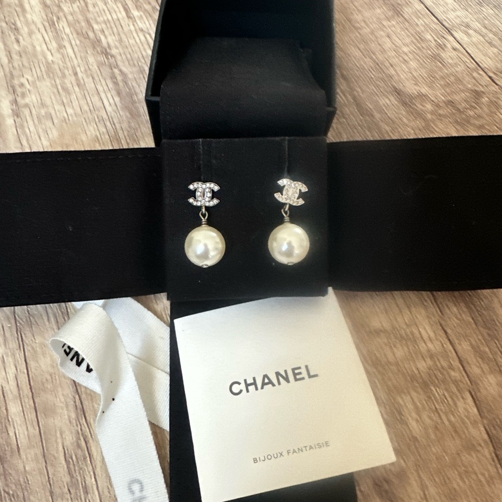 CHANEL Silver and White Pearl Earrings - Picture 2 of 6
